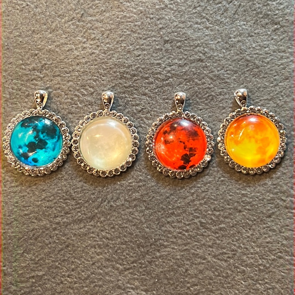 22233 Necklace with 4 charms